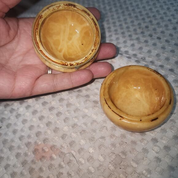 VINTAGE HAND CARVED ALABASTER ROUND TRINKET BOX - Picture 3 of 5